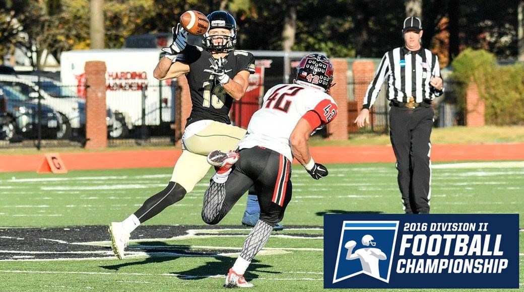 hu-fb-16playoff-win1